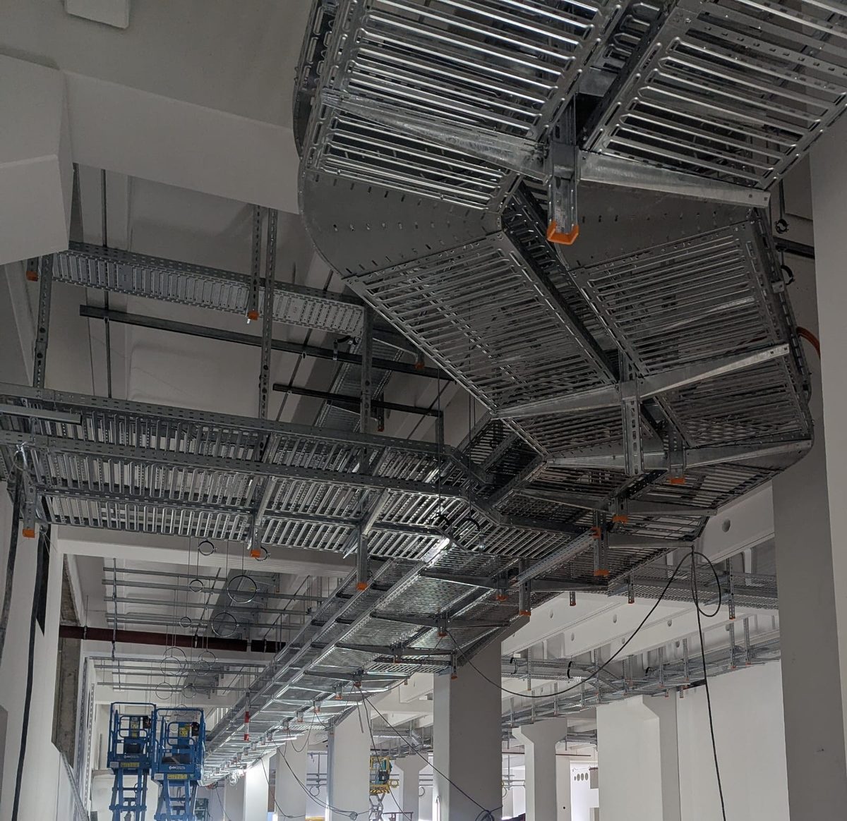 Kabeltragsysteme Montage: Kabelrinnen, Abhängungen und Tragsysteme (OBO Bettermann)